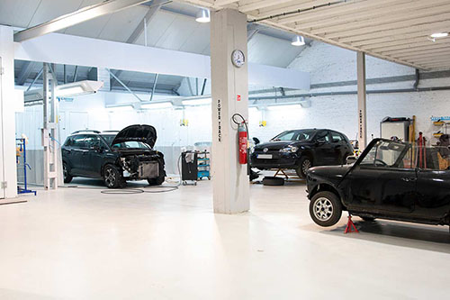 Carrosserieatelier, voertuigen in herstelling
